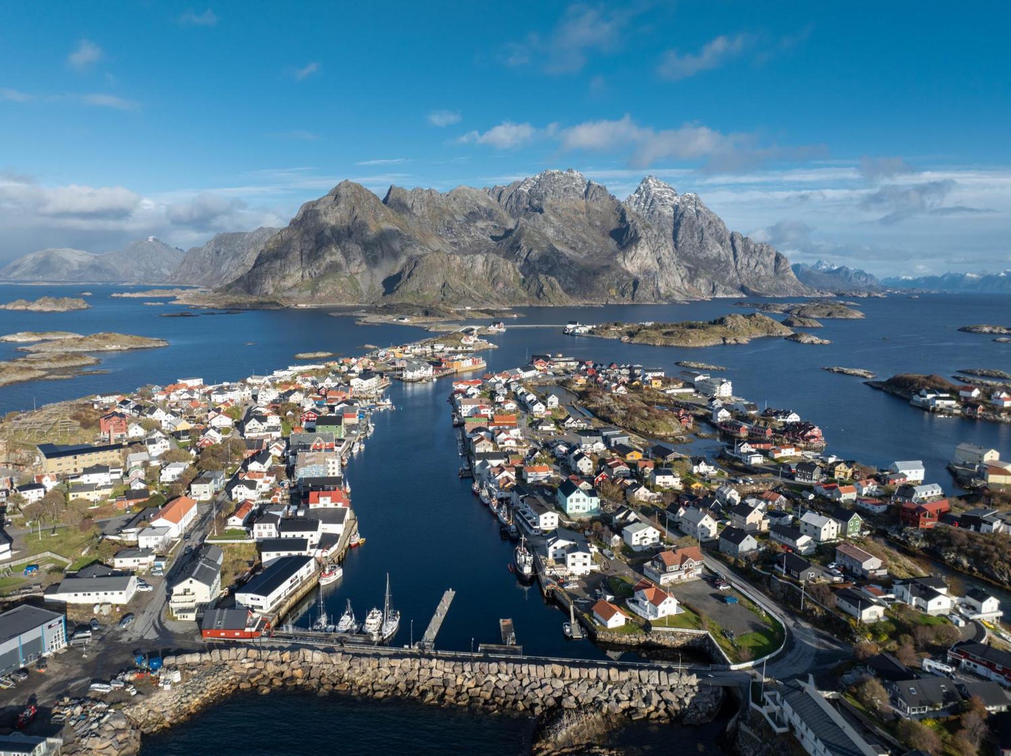 New And Modern Apartment In Henningsvaer Bagian luar foto